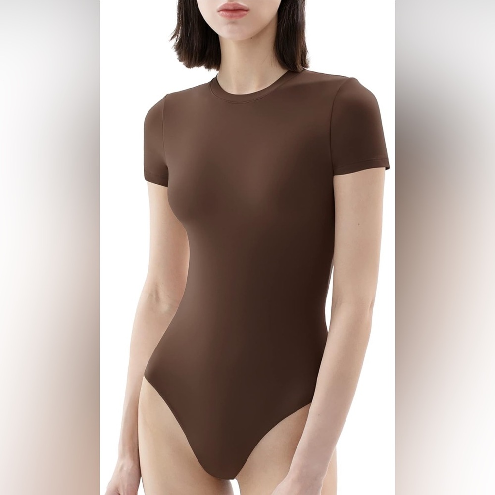 PUMIEY Women’s Crew Neck Short Sleeve Thong Bodysuit in Chocolate XS